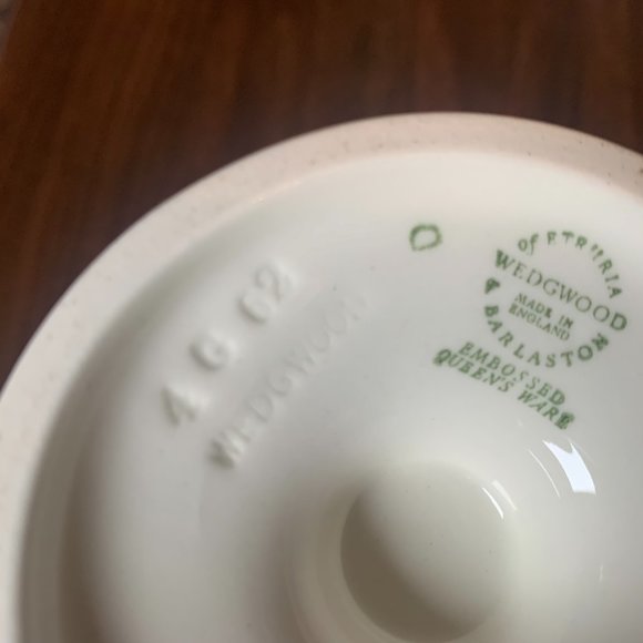 Wedgwood Etruria Barlaston Blue on White vase - 7 Inches Tall - Picture 5 of 7